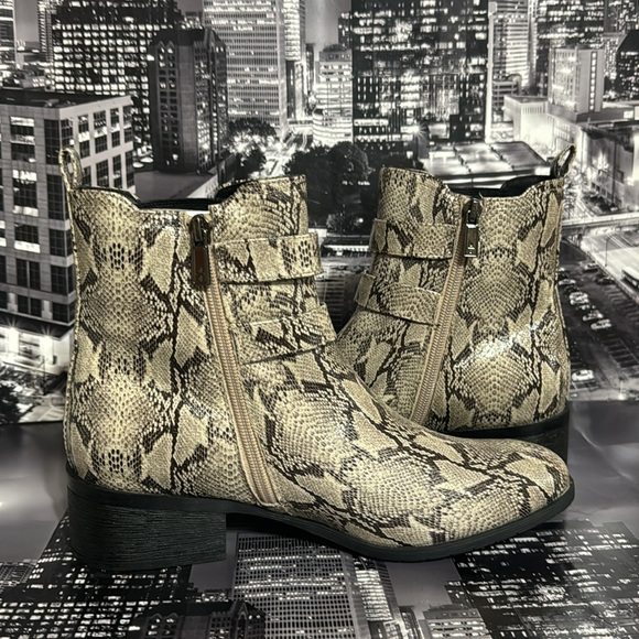 Kenneth Cole Ankle Boots - Picture 4 of 8